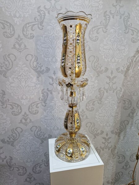 Velká křišťálová stolní lampa zdobená květinami ve tvaru vysokého tulipánu. LAMP-QUEEN-075-GOLD