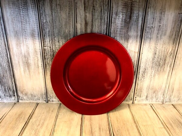 Červený dekorativní talíř