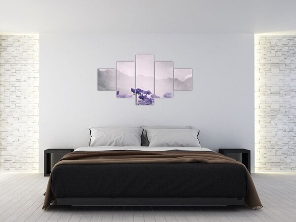 Obraz - Fialové květy v horách (125x70 cm)