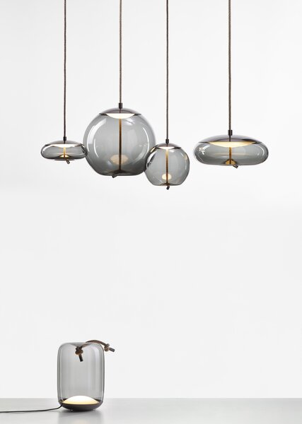 Brokis Designové závěsné svítidlo Knot Disco Small, PC1037 Barva skla: Transparentní číré sklo, Povrchová úprava baldachýnu: Mosaz, Povrch reflektoru: Mosaz
