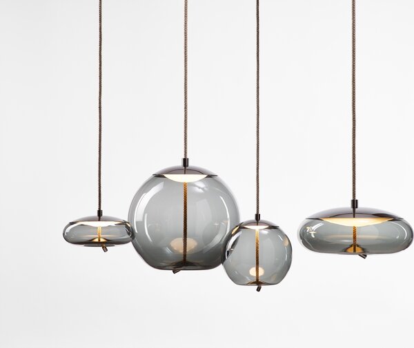 Brokis Designové závěsné svítidlo Knot Disco Small, PC1037 Barva skla: Transparentní číré sklo, Povrchová úprava baldachýnu: Mosaz, Povrch reflektoru: Mosaz