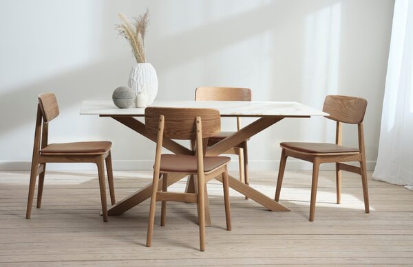 -25 % Dny MOMENTI– Unique Furniture Dubová jídelní židle Livo s hnědým koženkovým sedákem