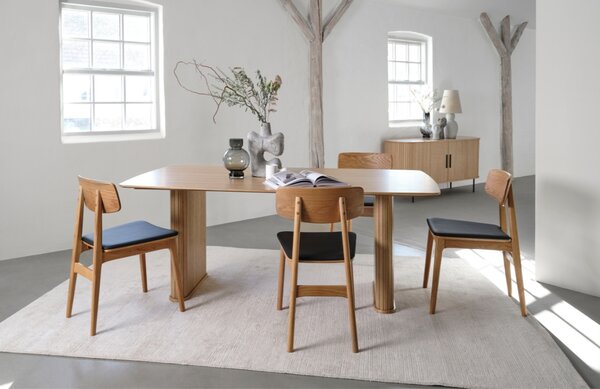 -25 % Dny MOMENTI– Unique Furniture Dubová jídelní židle Livo s černým koženkovým sedákem
