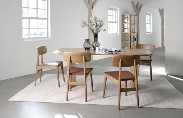 -25 % Dny MOMENTI– Unique Furniture Dubová jídelní židle Livo s hnědým koženkovým sedákem