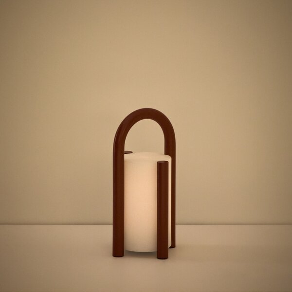 Kave Home Červená přenosná zahradní LED lampa Leros 28 cm