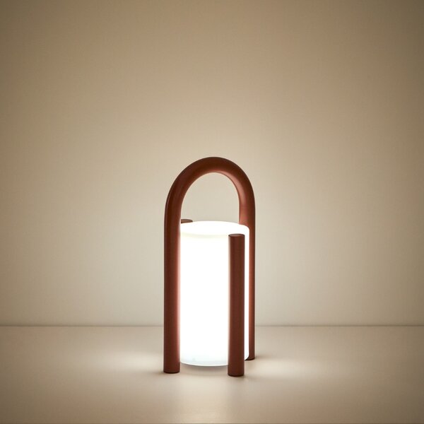 Kave Home Červená přenosná zahradní LED lampa Leros 28 cm