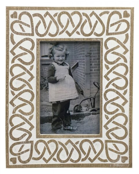 Dřevěný fotorámeček s bílým ornamentem – na fotografii o velikosti 10x15 cm
