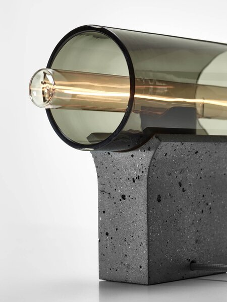 Brokis Designová stolní lampa Overlay S, PC1406 Barva skla: transparentní sklo (CGC23), Povrchová úprava baldachýnu: vysokohodnotný beton se střepy - bílý (CCSC2882), Povrchová úprava základny: vysokohodnotný beton se střepy - bílý (CSFB2879)