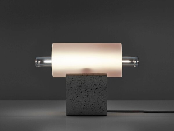 Brokis Designová stolní lampa Overlay S, PC1406 Barva skla: transparentní sklo (CGC23), Povrchová úprava baldachýnu: vysokohodnotný beton se střepy - bílý (CCSC2882), Povrchová úprava základny: vysokohodnotný beton se střepy - bílý (CSFB2879)