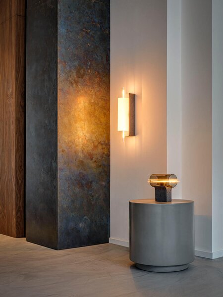 Brokis Designová stolní lampa Overlay S, PC1406 Barva skla: transparentní sklo (CGC23), Povrchová úprava baldachýnu: vysokohodnotný beton se střepy - bílý (CCSC2882), Povrchová úprava základny: vysokohodnotný beton se střepy - bílý (CSFB2879)