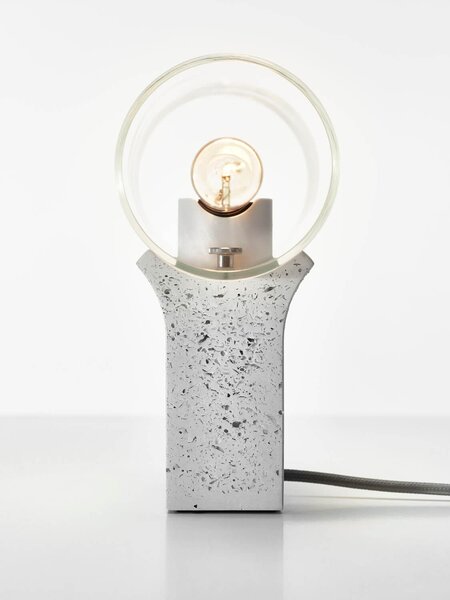 Brokis Designová stolní lampa Overlay S, PC1406 Barva skla: transparentní sklo (CGC23), Povrchová úprava baldachýnu: vysokohodnotný beton se střepy - bílý (CCSC2882), Povrchová úprava základny: vysokohodnotný beton se střepy - bílý (CSFB2879)