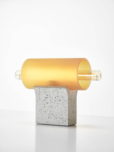 Brokis Designová stolní lampa Overlay S, PC1406 Barva skla: transparentní sklo (CGC23), Povrchová úprava baldachýnu: vysokohodnotný beton se střepy - bílý (CCSC2882), Povrchová úprava základny: vysokohodnotný beton se střepy - bílý (CSFB2879)