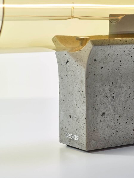 Brokis Designová stolní lampa Overlay M, PC1409 Barva skla: transparentní sklo (CGC23), Povrchová úprava baldachýnu: vysokohodnotný beton se střepy - bílý (CCSC2882), Povrchová úprava základny: vysokohodnotný beton se střepy - bílý (CSFB2879)