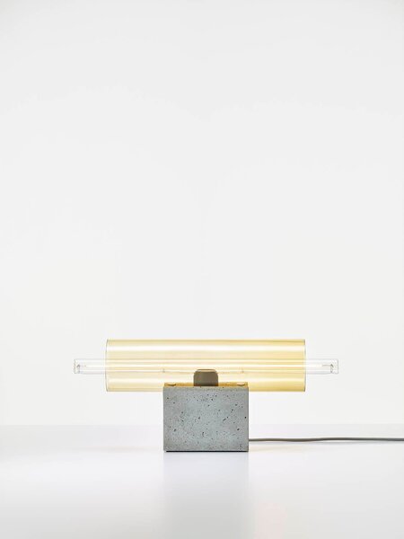 Brokis Designová stolní lampa Overlay M, PC1409 Barva skla: transparentní sklo (CGC23), Povrchová úprava baldachýnu: vysokohodnotný beton se střepy - bílý (CCSC2882), Povrchová úprava základny: vysokohodnotný beton se střepy - bílý (CSFB2879)