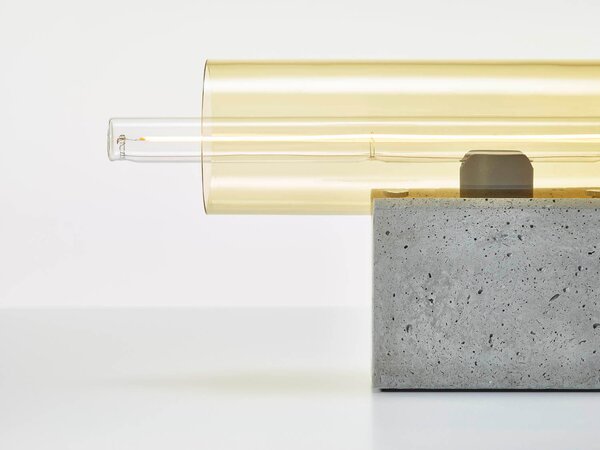 Brokis Designová stolní lampa Overlay M, PC1409 Barva skla: transparentní sklo (CGC23), Povrchová úprava baldachýnu: vysokohodnotný beton se střepy - bílý (CCSC2882), Povrchová úprava základny: vysokohodnotný beton se střepy - bílý (CSFB2879)