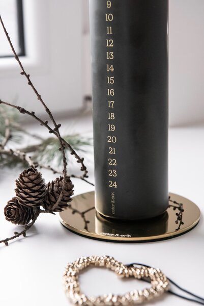 Ester & Erik Adventní svíčka Pillar Calendar - Green Soil ER132