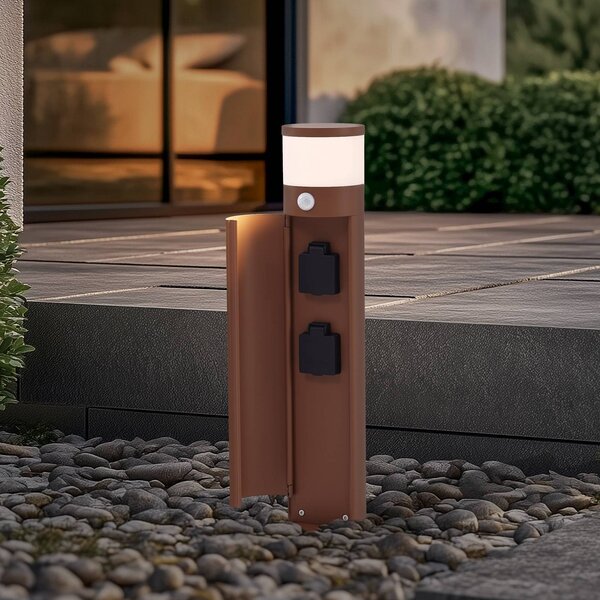 Lucande stojací lampa Corban, rez, senzor, zásuvky, IP44, stmívatelný, Hnědá / rez, Hliník, Moderní