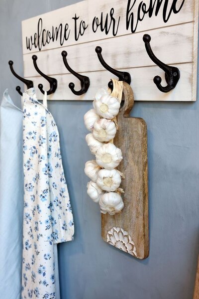 Krémový antik nástěnný věšák s háčky Welcome - 70*8*25 cm - Chic Antique