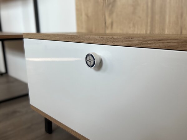In-Design Nábytková knopka Nero bílá, motiv kompas V60