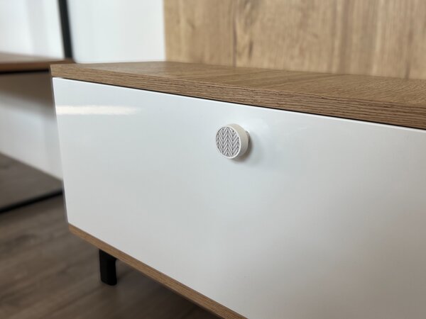 In-Design Nábytková knopka Nero bílá, motiv šedá jedle/bílá V23