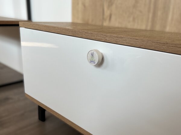 In-Design Nábytková knopka Nero bílá, motiv levandule V42