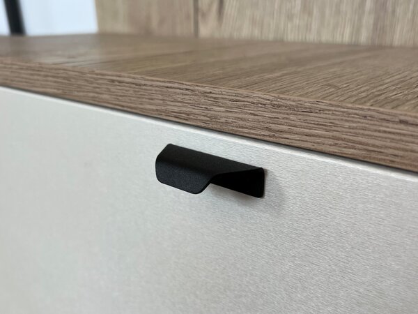 In-Design Nábytková úchytka Navan černá matná struktura Rozteč úchytky (mm): 32