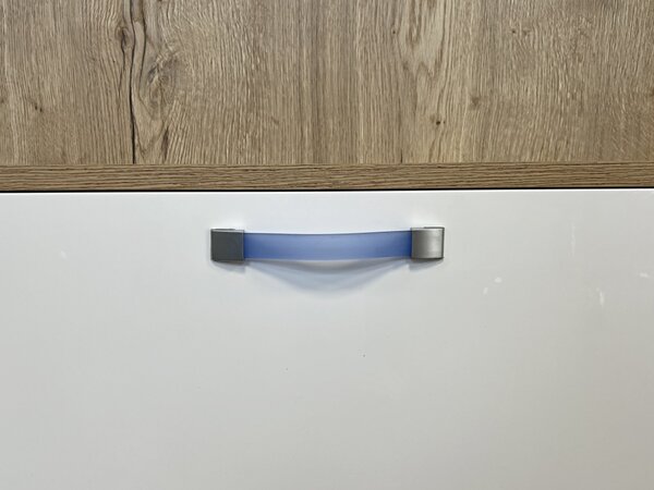 In-Design Nábytková dětská silikonová úchytka SMILE hliník/modrá