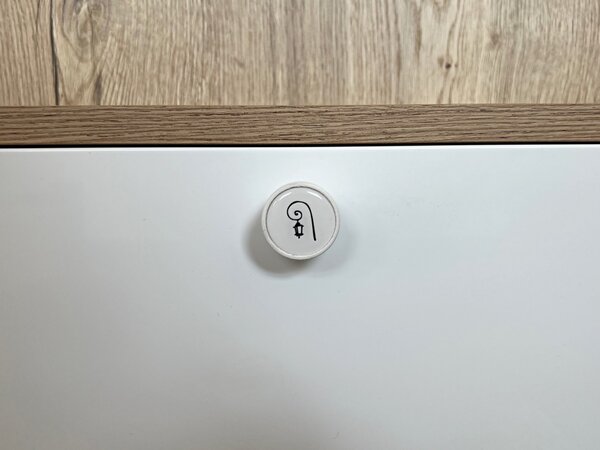 In-Design Nábytková knopka Nero bílá, motiv lampa V39