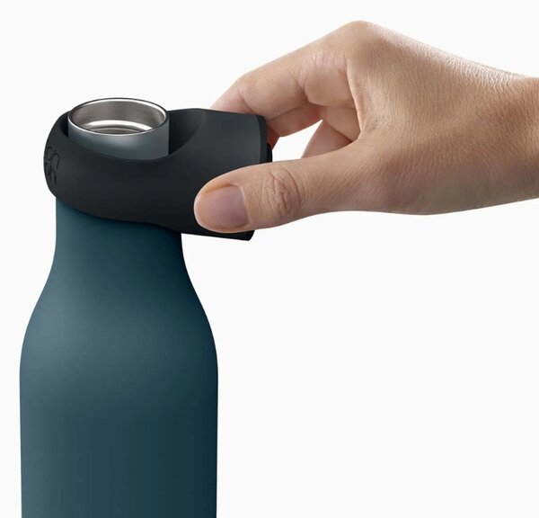 Joseph Joseph Tmavě modrá nerezová termoláhev Loop 500 ml