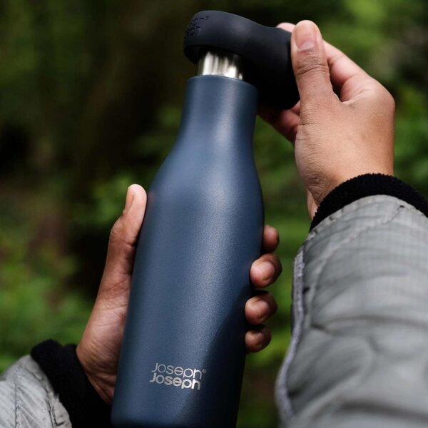 Joseph Joseph Tmavě modrá nerezová termoláhev Loop 500 ml