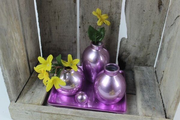 Fialová dekorační tácek s připevněnými vázami