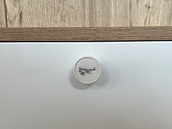 In-Design Nábytková knopka Nero bílá, motiv letadlo V33