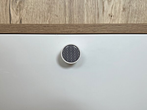 In-Design Nábytková knopka Nero bílá, motiv jedle/šedá V19