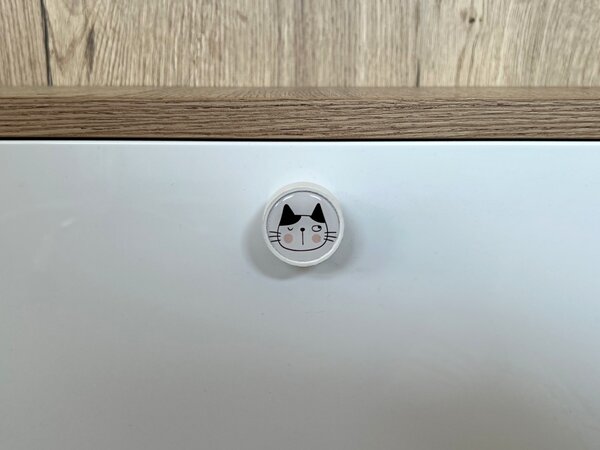In-Design Nábytková knopka Nero bílá, motiv mrk. kočka V102