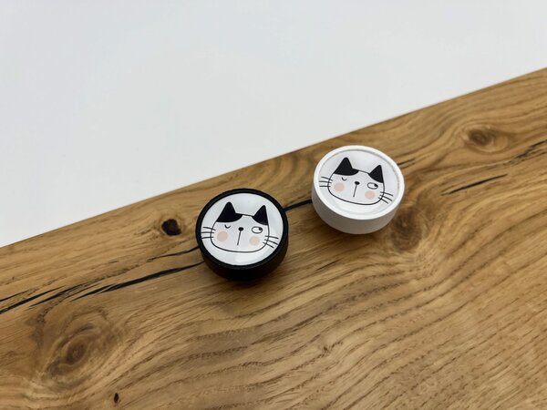 In-Design Nábytková knopka Nero bílá, motiv mrk. kočka V102