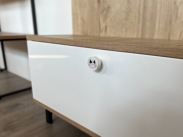 In-Design Nábytková knopka Nero bílá, motiv mrk. kočka V102