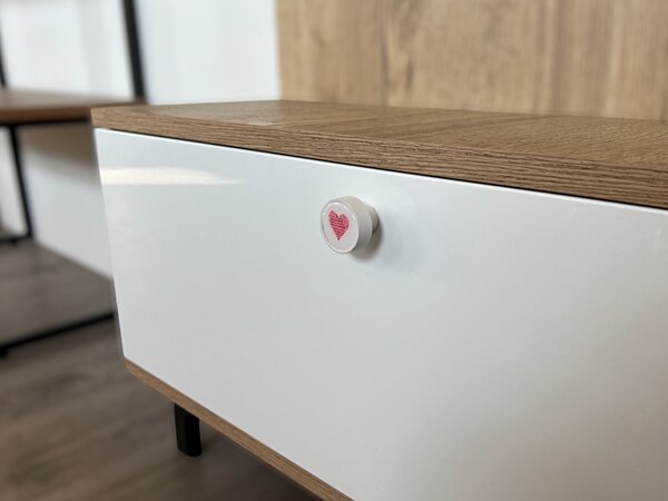 In-Design Nábytková knopka Nero bílá, motiv srdce červené V37