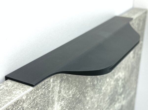 In-Design Nábytková úchytka LINE - zaoblená černá hluboký mat Rozměr úchytky (mm): 168