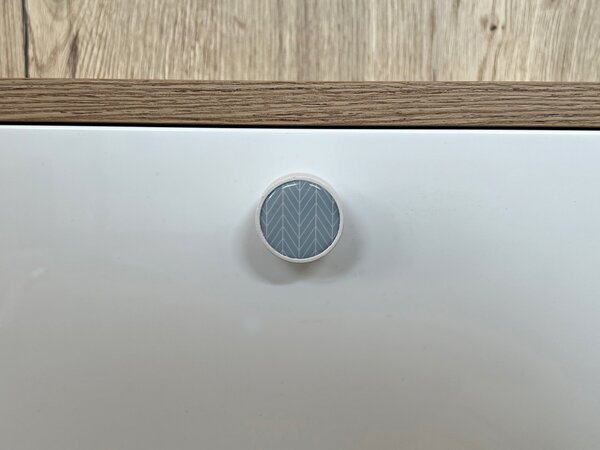 In-Design Nábytková knopka Nero bílá, motiv jedle/modrá V21