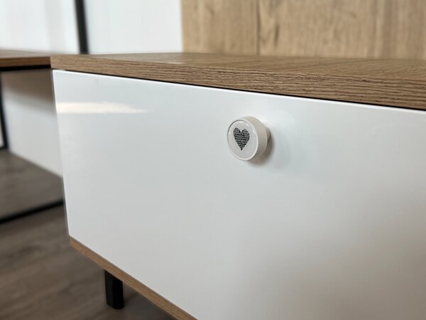 In-Design Nábytková knopka Nero bílá, motiv srdce černé V36