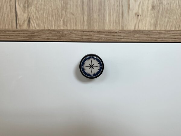 In-Design Nábytková knopka Bianco černá, motiv kompas V60