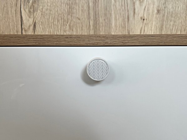 In-Design Nábytková knopka Nero bílá, motiv modrá jedle/bílá V25