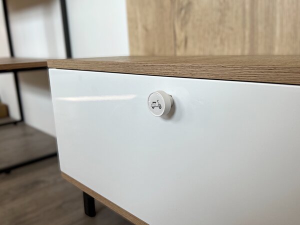 In-Design Nábytková knopka Nero bílá, motiv skútr V32