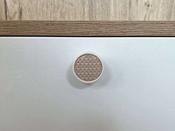 In-Design Nábytková knopka Nero bílá, motiv trojúhelníky V30