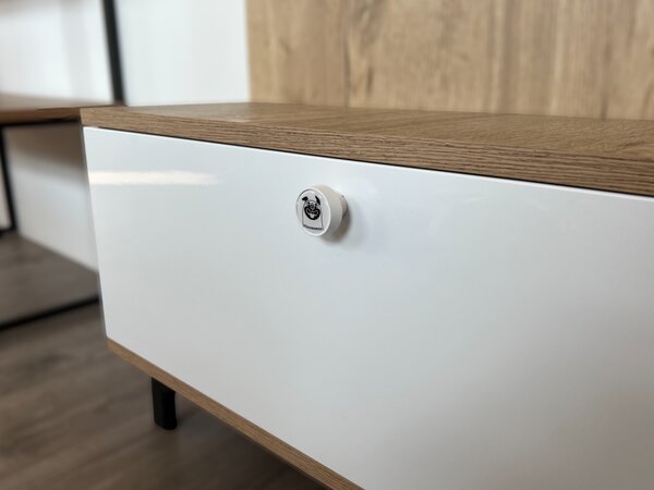 In-Design Nábytková knopka Nero bílá, motiv buldog V105