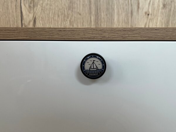 In-Design Nábytková knopka Bianco černá, motiv loďka V62