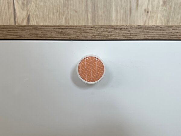 In-Design Nábytková knopka Nero bílá, motiv jedle/oranž V20