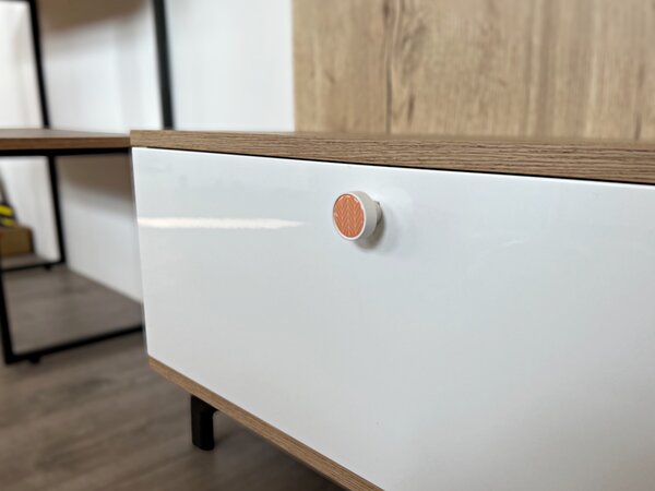 In-Design Nábytková knopka Nero bílá, motiv jedle/oranž V20