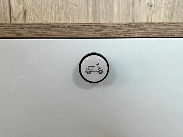 In-Design Nábytková knopka Bianco černá, motiv skútr V32