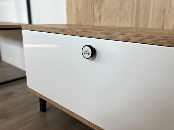 In-Design Nábytková knopka Bianco černá, motiv skútr V32